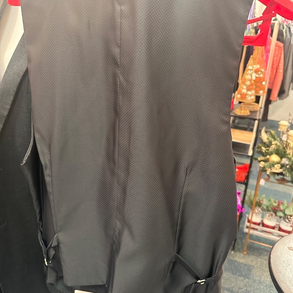 Tuxedo - Picture 10 of 12